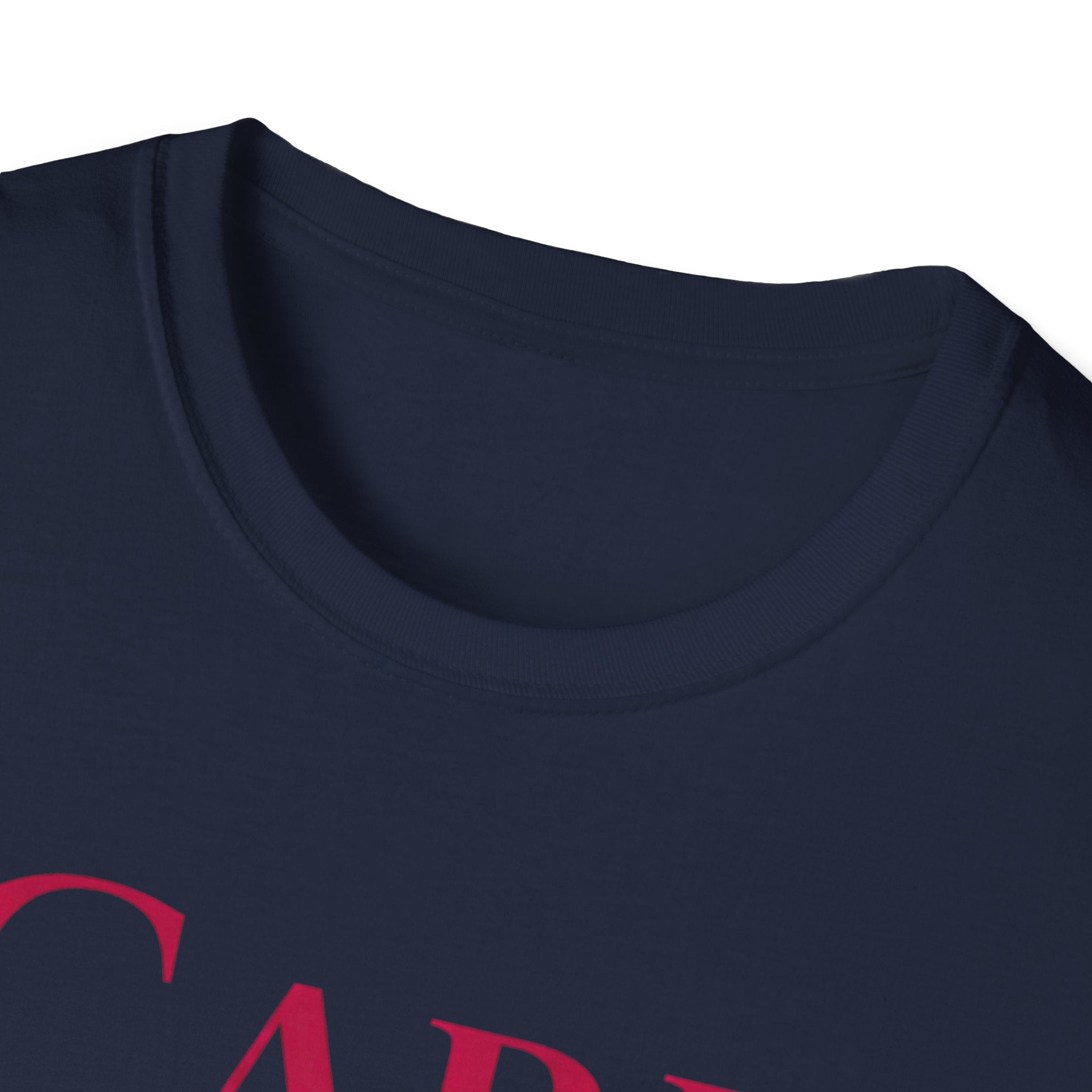 Camiseta "Cuidado con Actitud" — Camiseta de autocuidado con escritura elegante